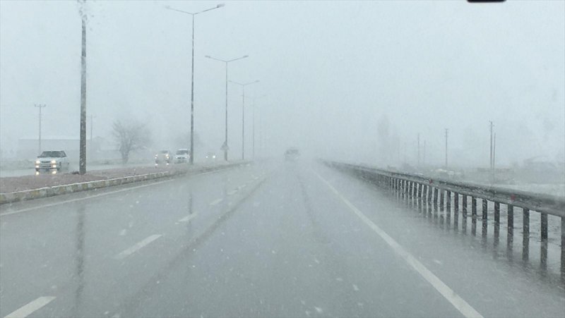 Kulu Güne Kar Yağışı İle Uyandı