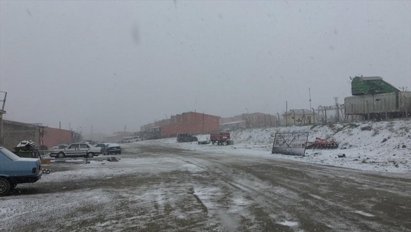 Kulu Güne Kar Yağışı İle Uyandı