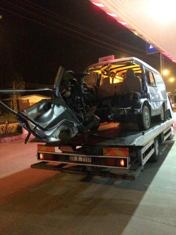 Mut'ta Minibüs İle Kamyonet Çarpıştı: 4 Yaralı