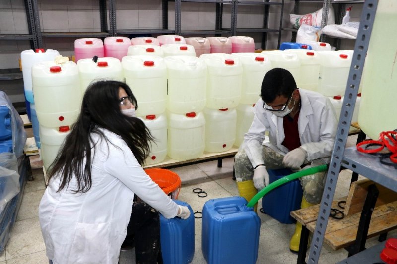 Kayseri'de Liseli Öğrenciler Dezenfektan Yetiştirmek İçin Fabrika Gibi Çalışıyor