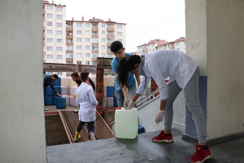 Kayseri'de Liseli Öğrenciler Dezenfektan Yetiştirmek İçin Fabrika Gibi Çalışıyor