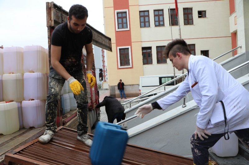 Kayseri'de Liseli Öğrenciler Dezenfektan Yetiştirmek İçin Fabrika Gibi Çalışıyor