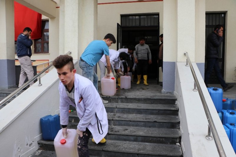 Kayseri'de Liseli Öğrenciler Dezenfektan Yetiştirmek İçin Fabrika Gibi Çalışıyor