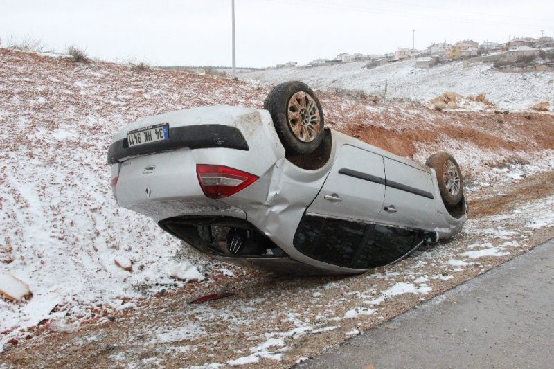 Karaman’da Buzlanan Yolda Otomobil Takla Attı