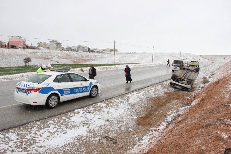 Karaman’da Buzlanan Yolda Otomobil Takla Attı
