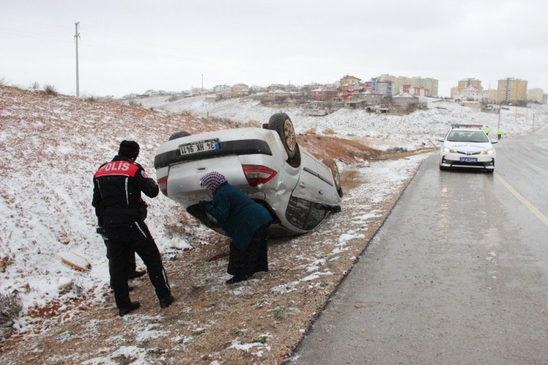 Karaman’da Buzlanan Yolda Otomobil Takla Attı