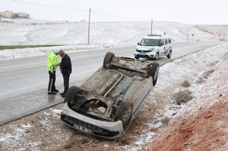 Karaman’da Buzlanan Yolda Otomobil Takla Attı