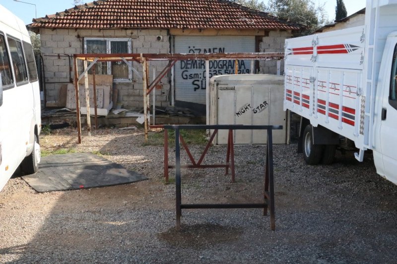 Antalya'da Kameralara Yakalan Hırsızlar Aranıyor