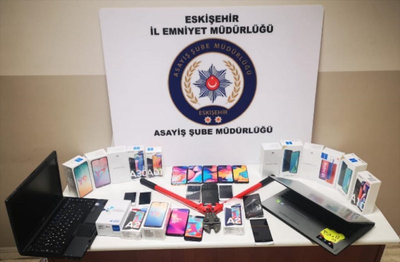 Eskişehir'de Cep Telefonu Ve Bilgisayar Hırsızlığı Şüphelisi Yakalandı