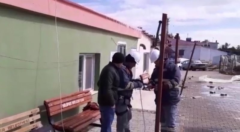 Mersin’de Cami Çatısı Fırtınaya Dayanamadı