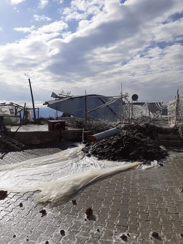 Mersin’de Cami Çatısı Fırtınaya Dayanamadı