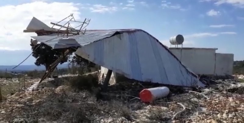 Mersin’de Cami Çatısı Fırtınaya Dayanamadı