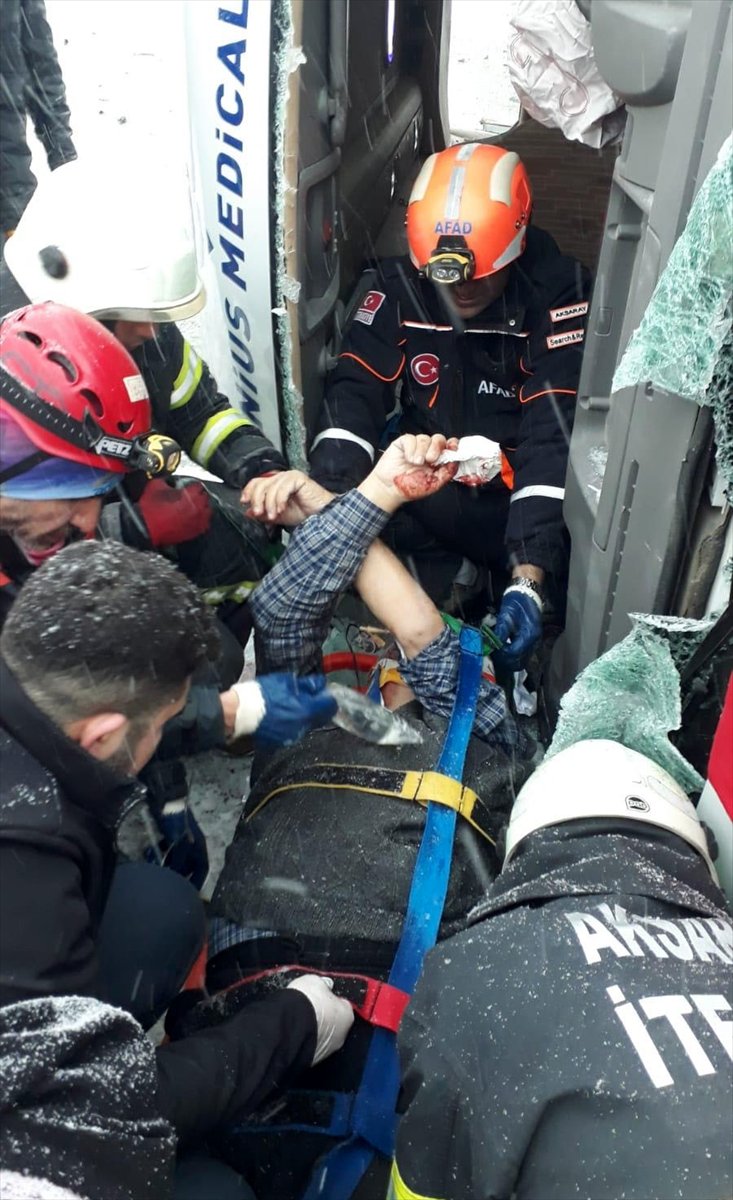 Aksaray'da Diyaliz Servisi Kaza Yaptı : 2 Yaralı