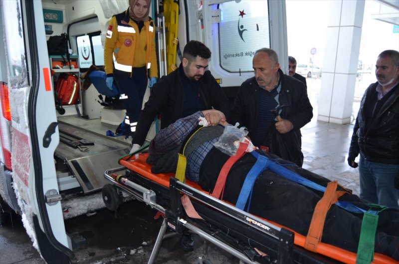 Aksaray'da Diyaliz Servisi Kaza Yaptı : 2 Yaralı