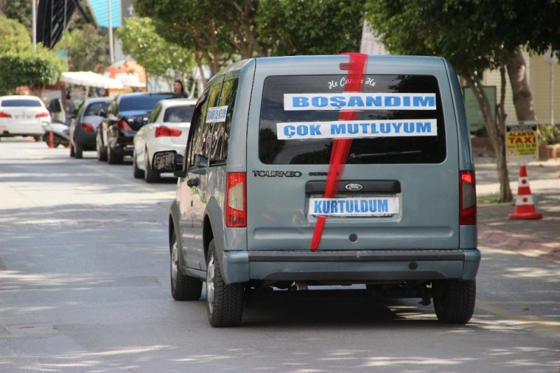 Antalya'da Eşinden Boşanan Adamdan İlginç Kutlama