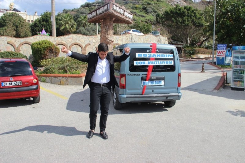 Antalya'da Eşinden Boşanan Adamdan İlginç Kutlama