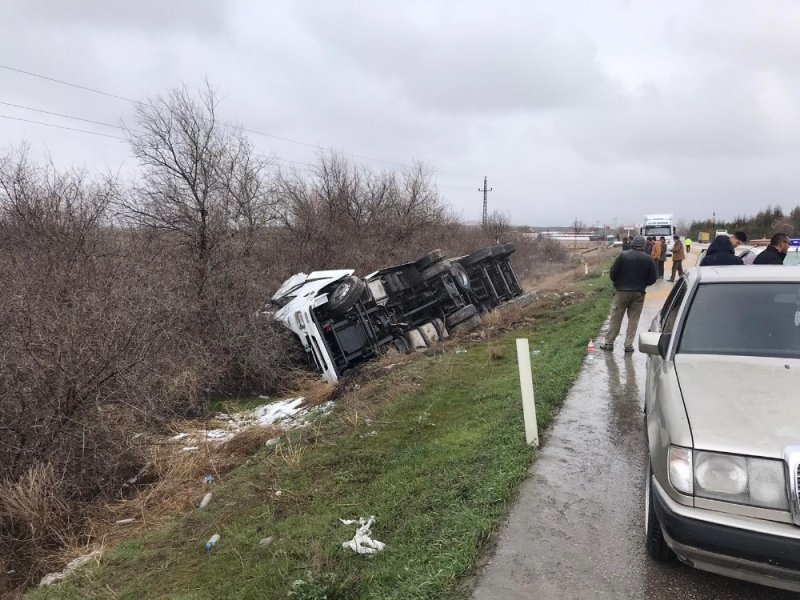 Ereğli'de Tır Devrildi