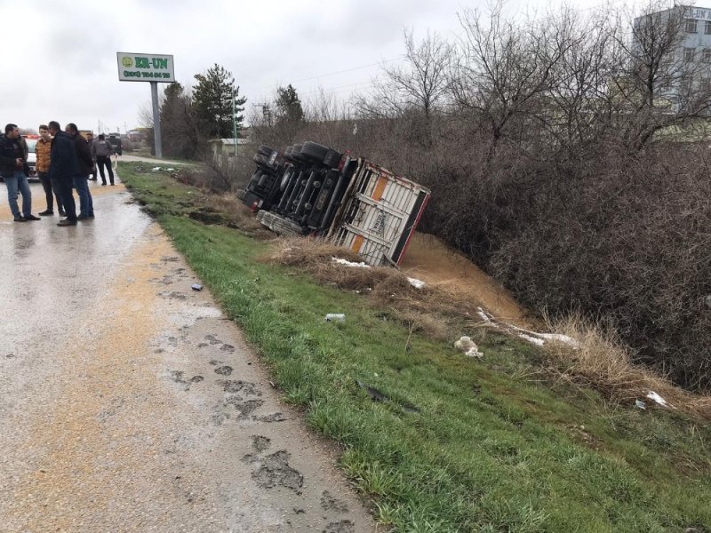 Ereğli'de Tır Devrildi