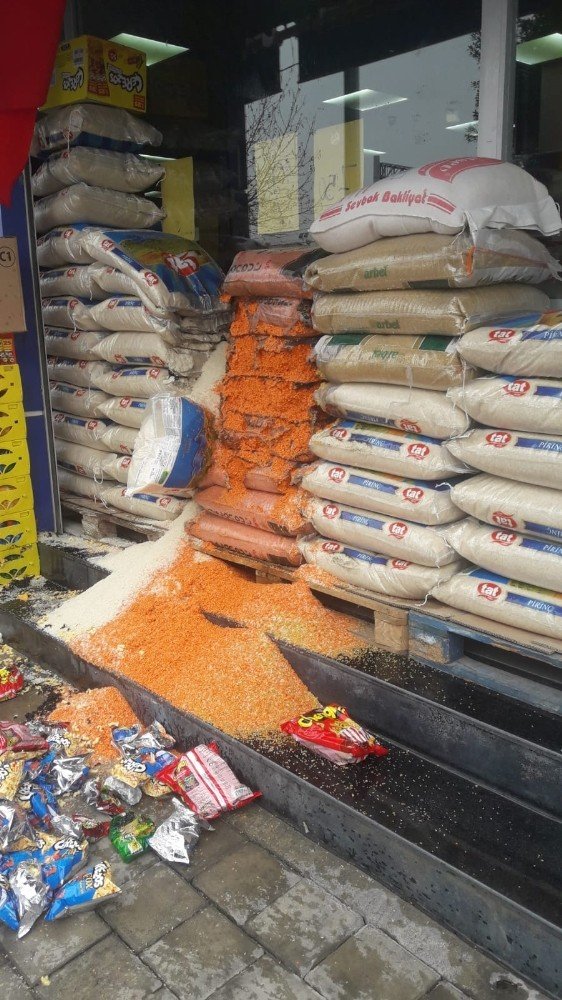 Erkek Arkadaşına Kızan Genç Kız Ortalığı Dağıttı