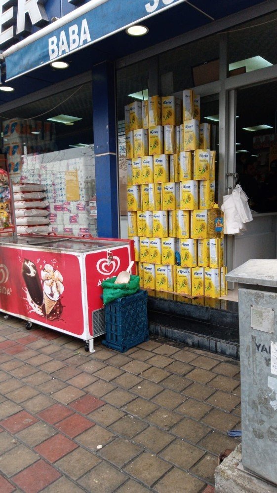 Erkek Arkadaşına Kızan Genç Kız Ortalığı Dağıttı