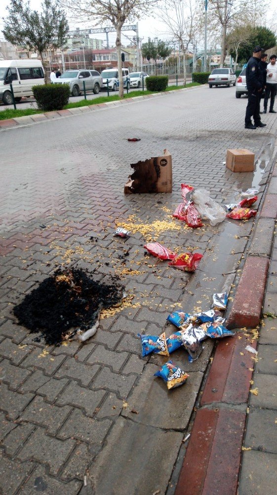 Erkek Arkadaşına Kızan Genç Kız Ortalığı Dağıttı