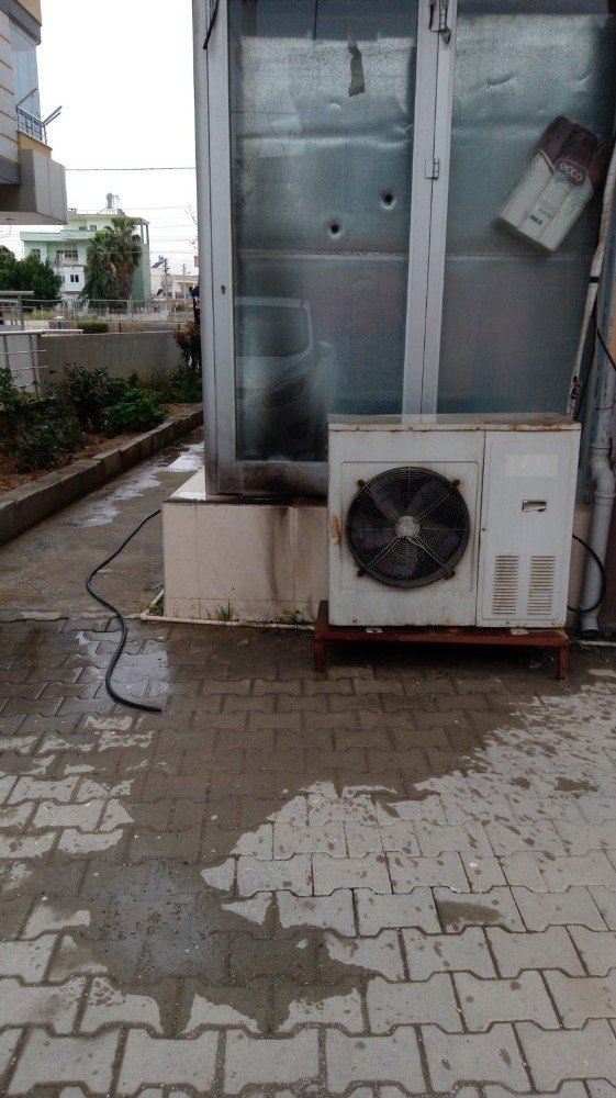 Erkek Arkadaşına Kızan Genç Kız Ortalığı Dağıttı