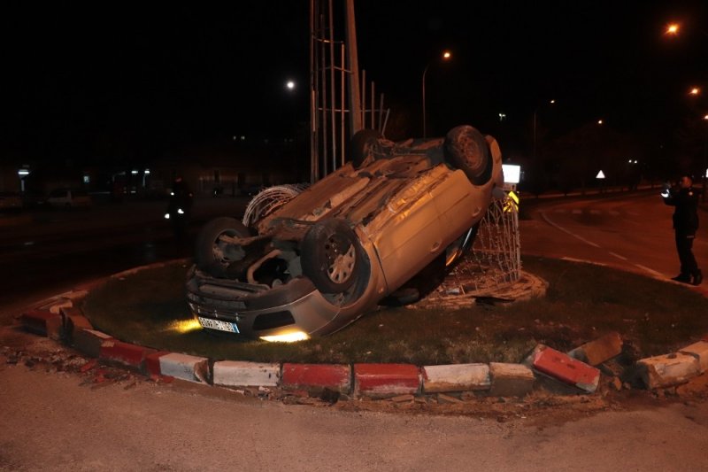 Karaman'da Orta Refuje Çıkan Otomobil Direğe Çarptı