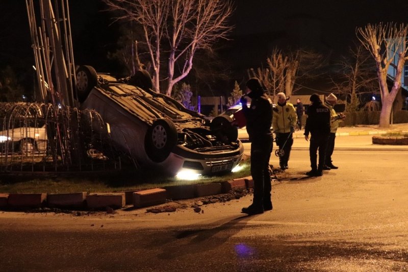 Karaman'da Orta Refuje Çıkan Otomobil Direğe Çarptı