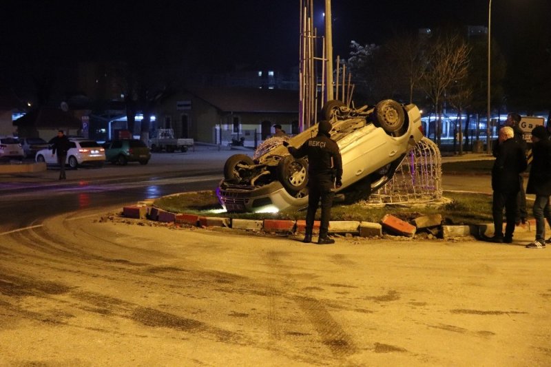 Karaman'da Orta Refuje Çıkan Otomobil Direğe Çarptı