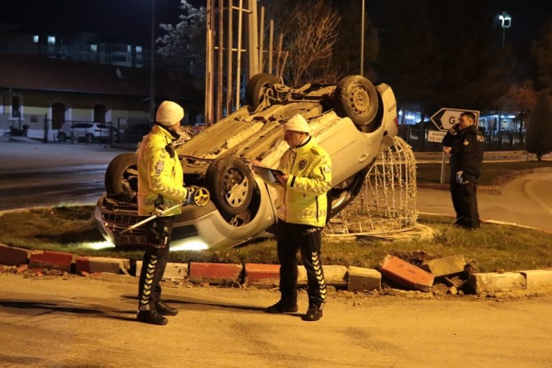 Karaman'da Orta Refuje Çıkan Otomobil Direğe Çarptı