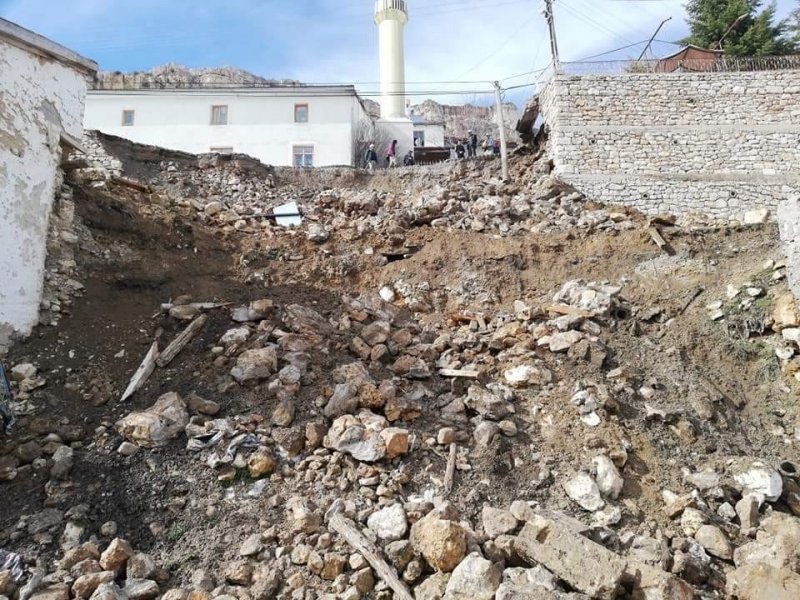 Taşkale'de Cami Önündeki Duvar Çöktü