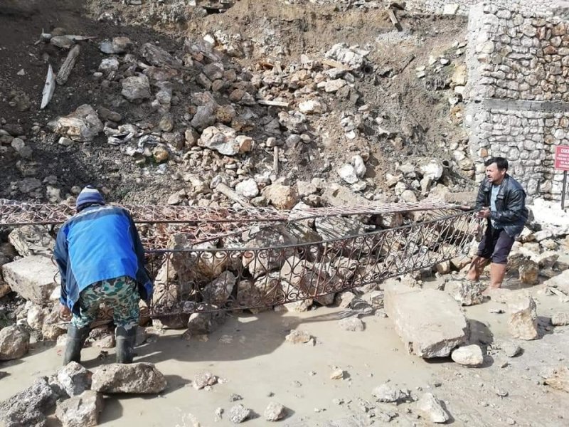 Taşkale'de Cami Önündeki Duvar Çöktü