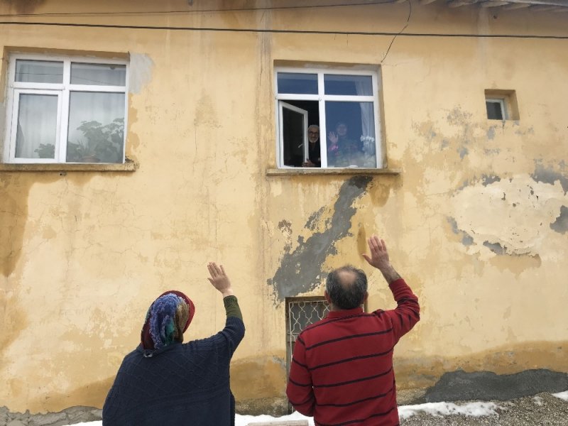 Konya'da Korona Virüs Önlemi; Büyükleriyle Uzaktan Görüşüyorlar