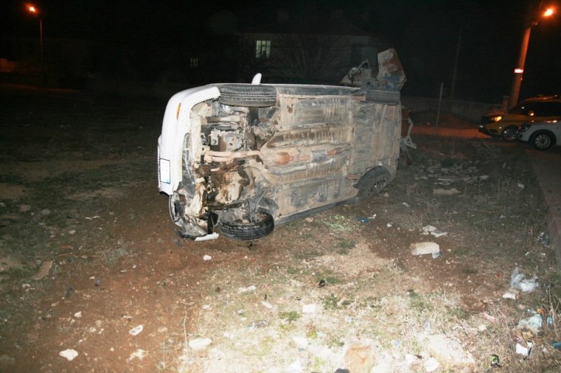 Konya'da Çukuru Kurtaran Otomobil Şarampole Devrildi