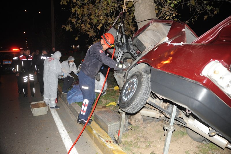 Antalya'da Otomobil Refüjdeki Ağaca Çarptı: 1 Ölü