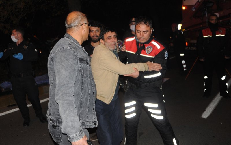 Antalya'da Otomobil Refüjdeki Ağaca Çarptı: 1 Ölü