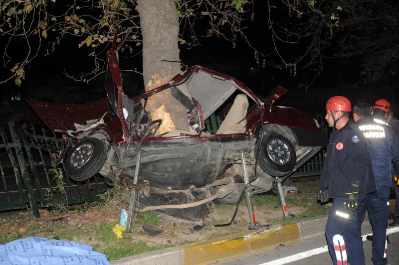 Antalya'da Otomobil Refüjdeki Ağaca Çarptı: 1 Ölü