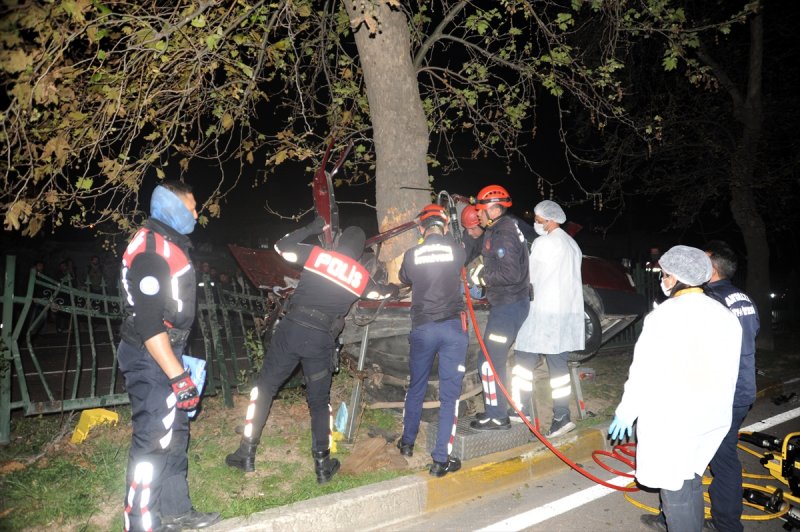 Antalya'da Otomobil Refüjdeki Ağaca Çarptı: 1 Ölü