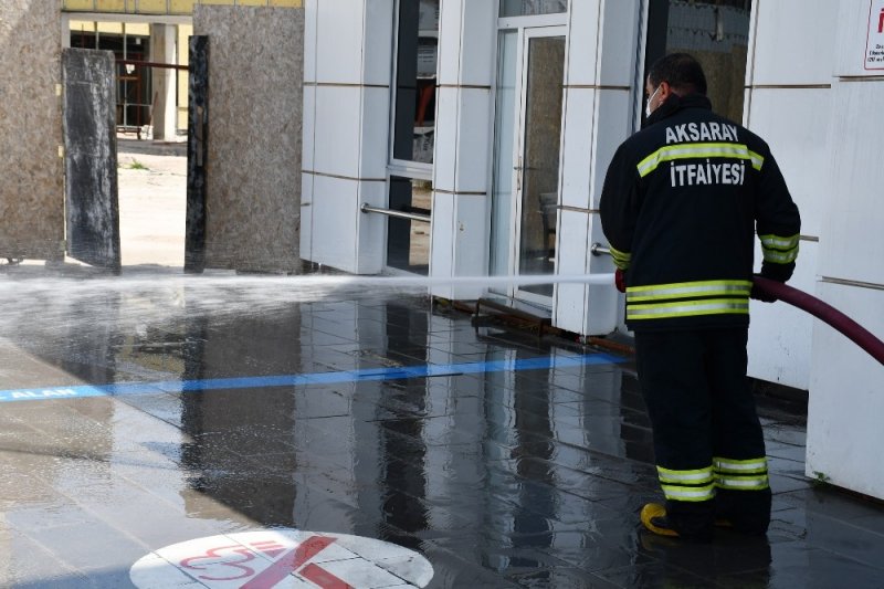 Aksaray’da İtfaiye Ekipleri Hastane Bahçesini Dezenfekte Etti