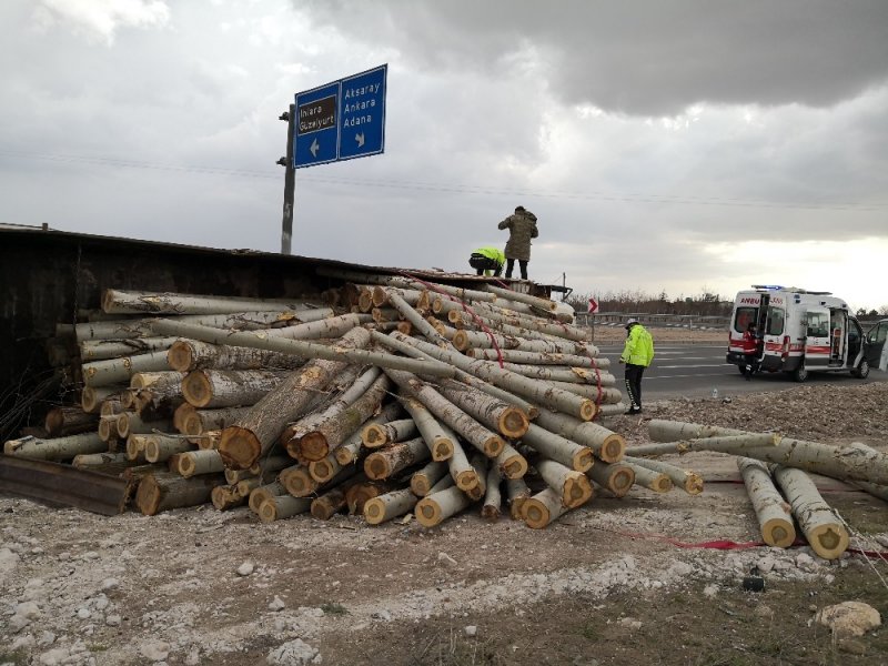 Aksaray’da Kontrolden Çıkan Kamyon Yan Yattı