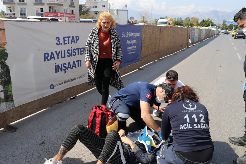 Antalya'da Oğlunun Kazasını Gören Anne Hem Kızdı Hem Ağladı