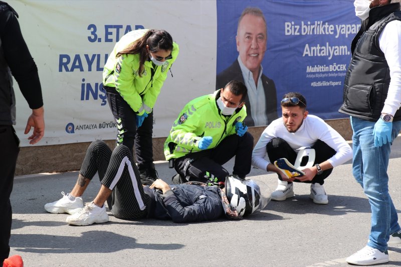 Antalya'da Oğlunun Kazasını Gören Anne Hem Kızdı Hem Ağladı