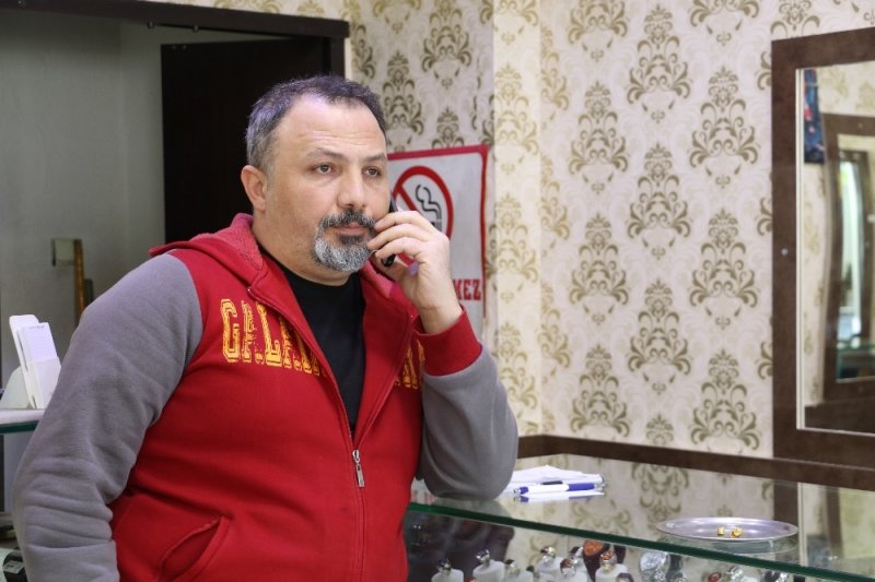 Antalya'da Kuyumcu Sahte Altın Diş İle Dolandırıldı