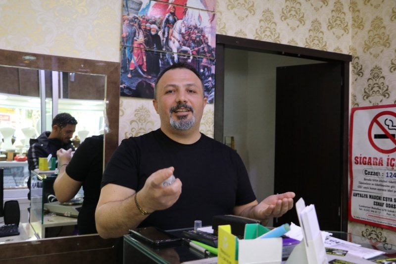 Antalya'da Kuyumcu Sahte Altın Diş İle Dolandırıldı