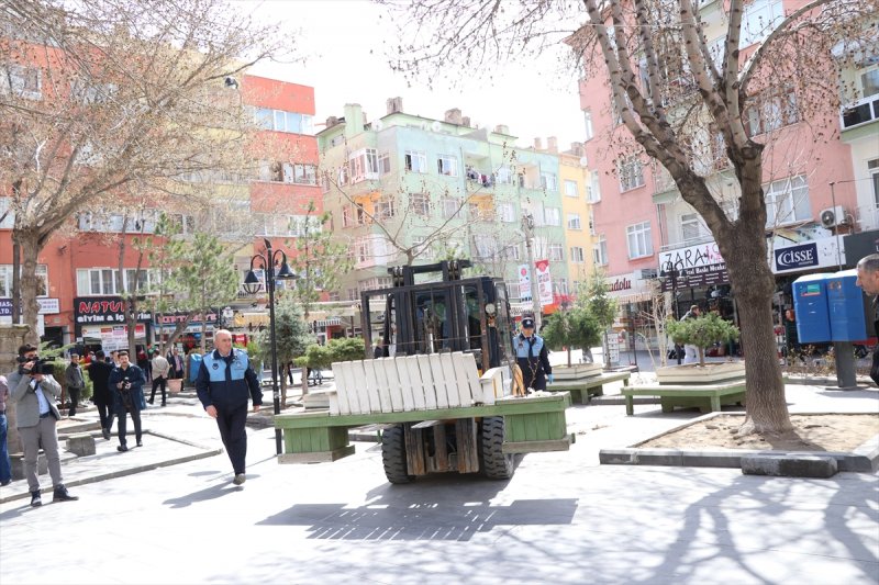 Niğde Belediyesi Koronavirüs Tedbirleri İçin Bankları Kaldırdı