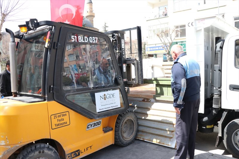 Niğde Belediyesi Koronavirüs Tedbirleri İçin Bankları Kaldırdı