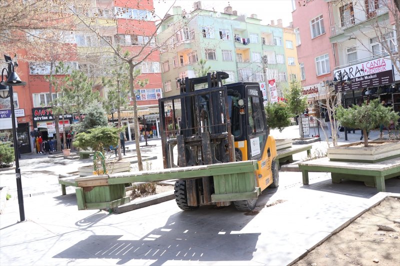 Niğde Belediyesi Koronavirüs Tedbirleri İçin Bankları Kaldırdı
