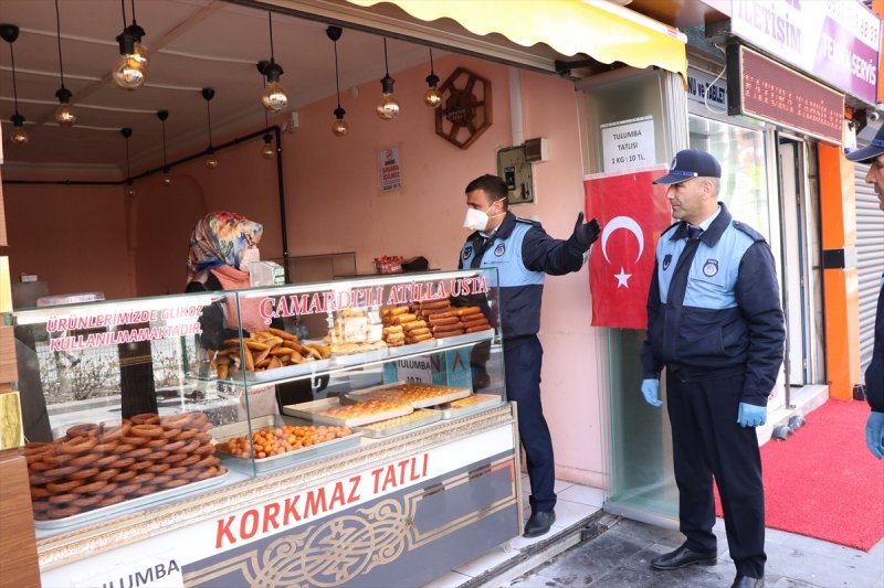 Niğde Belediyesi Koronavirüs Tedbirleri İçin Bankları Kaldırdı