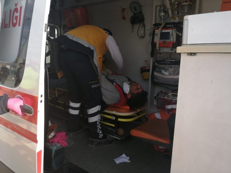 İşçilerin Taşıdığı Demir, Elektrik Tellerine Temas Etti: 3 Yaralı