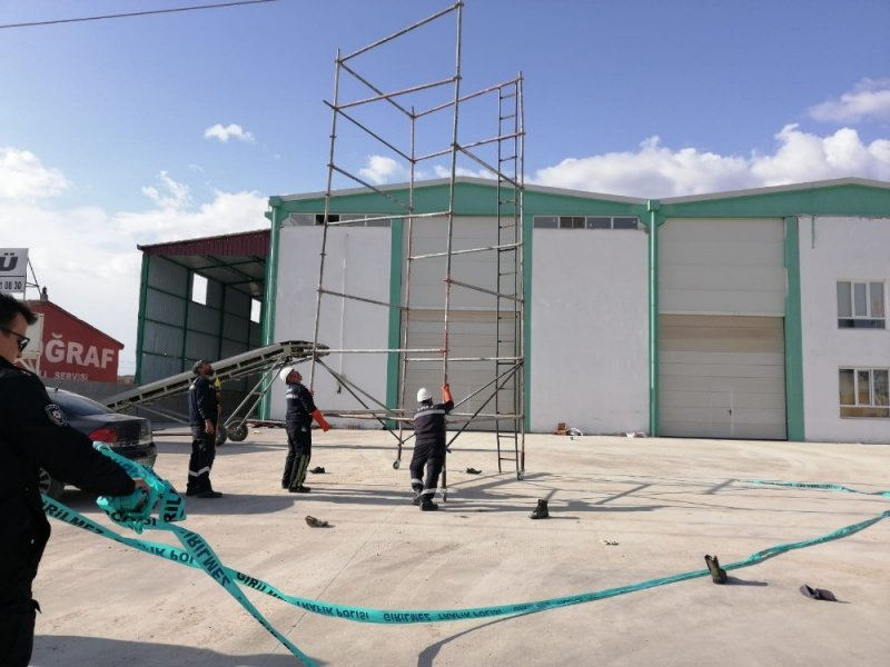 İşçilerin Taşıdığı Demir, Elektrik Tellerine Temas Etti: 3 Yaralı